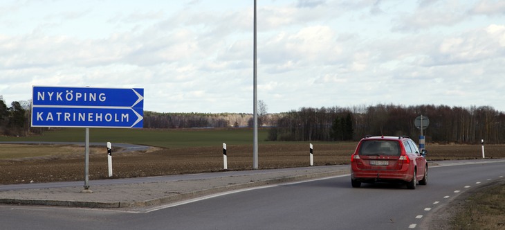 bil på väg skyltar mot Nyköping och Katrineholm