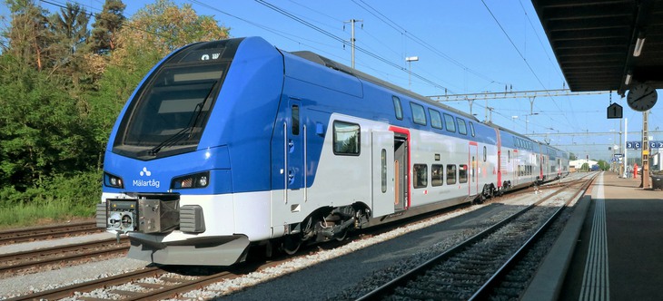 ett blått tåg på en räls