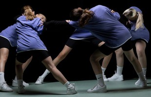 fem dansare i en pose på golvet