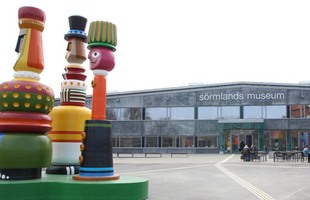 Färgglada statyer/konstverk stående framför Sörmlands museum