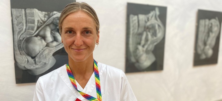 Joline Asp står i en korridor på förlossningen Nyköpings lasarett