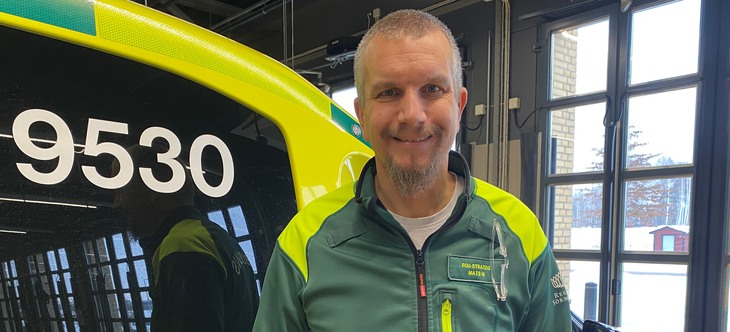 Mats Holmberg står framför en ambulans på ambulansstationen i Katrineholm