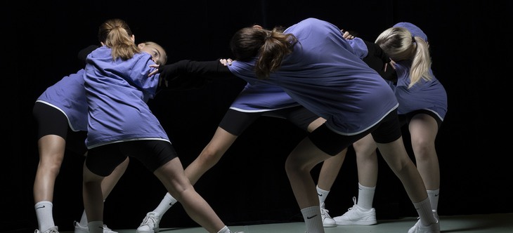 Bild på fem tjejer som dansar på scen i tävlingen Skapa Dans.